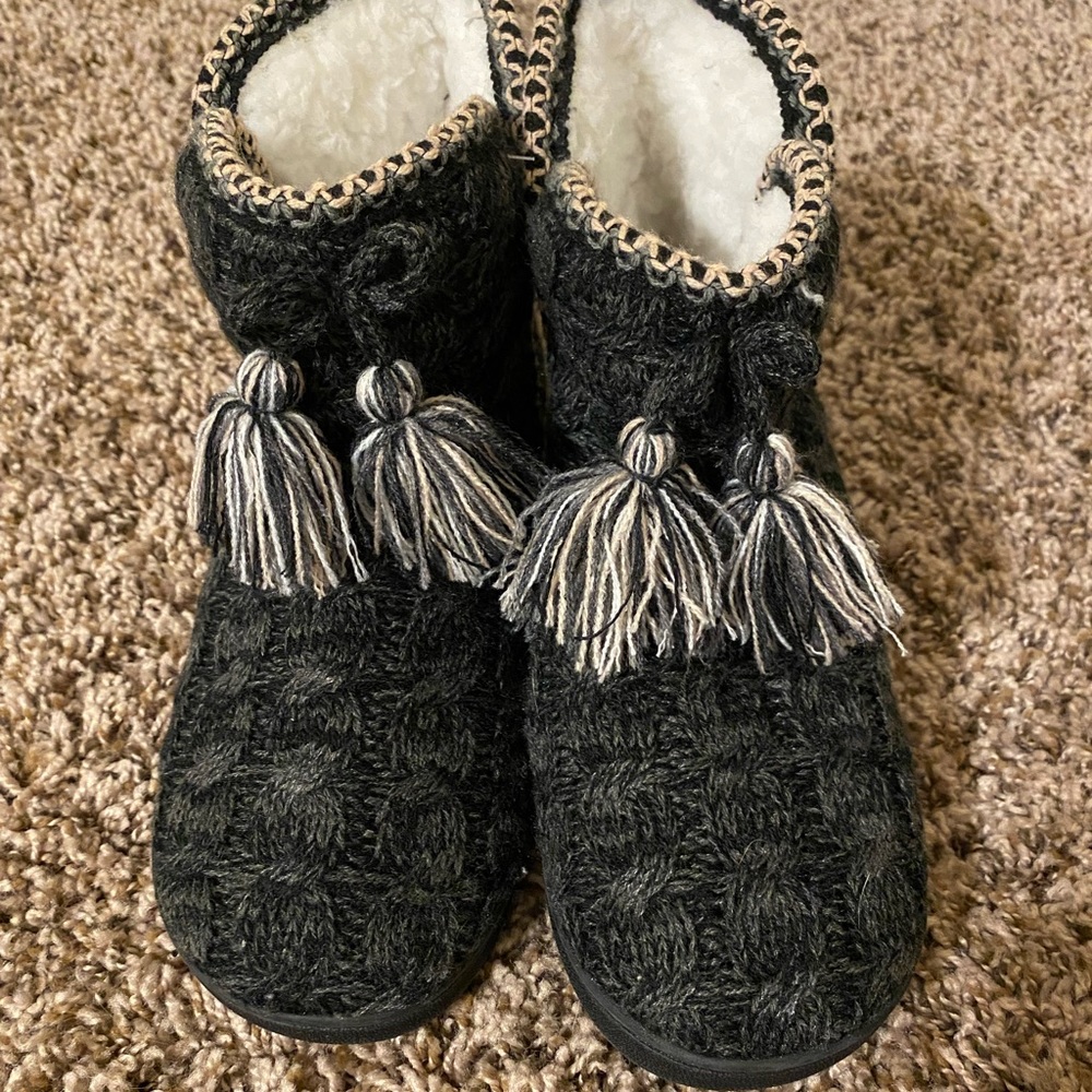 Muk Luks. EUC.